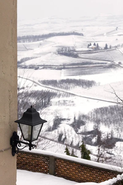 Vista Inverno Das Vinhas Cobertas Pela Neve Região Montanhosa Langhe — Fotografia de Stock