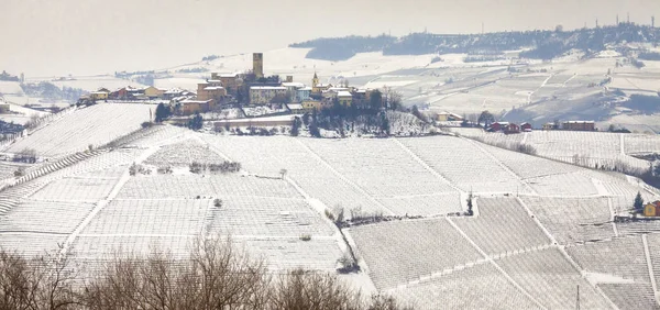 Kış panoramik (alanında Güney Piemonte bölgesi, Kuzey İtalya), Langhe içinde belgili tanımlık geçmiş tipik bir köyü ile Dağlık bölge. Dünyaca ünlü için onun değerli şaraplar, Langhe 2014 yılından bu yana UNESCO tarafından vardır.