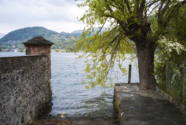 Lake Orta, Kuzey İtalya (Piedmont bölgesi), Turin ve Milan arasında küçük göl sessiz lakesides görünümünü bahar.
