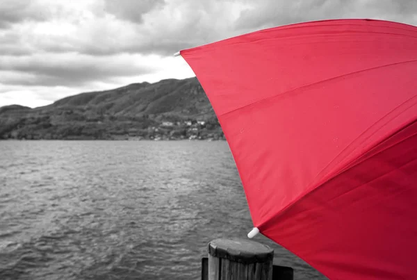Panorama Malé Jezero Orta Piemont Severní Itálie Červeným Deštníkem Popředí — Stock fotografie
