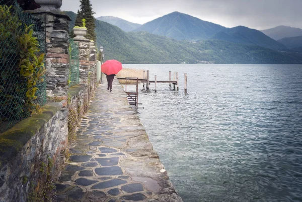 Una Persona Non Identificata Cammina Sul Lato Del Lago Durante — Foto Stock