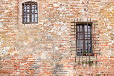 Kuzey İtalya 'da Langhe (Piedmont, Kuzey İtalya) yamacındaki eski bir evin eski dokulu tuğla duvarı; bu alan 2014 yılından bu yana Unesco sitesine aday gösterilmektedir..