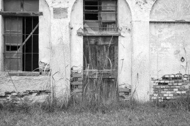 Lomellina kırsal kesiminde (Lombardy ve Piedmont arasında, Kuzey İtalya) terk edilmiş eski bir çiftliğin kapısı ve bir parçası, bu pirinç tarlaları ile ünlüdür..