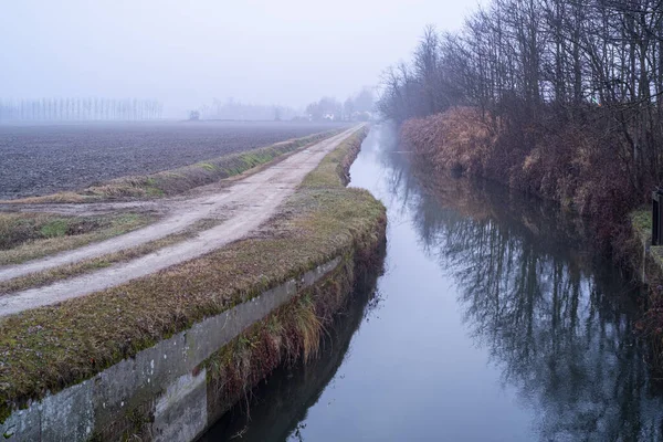 Sztuczny Kanał Wodny Wykorzystywany Nawadniania Pól Regionie Lomellina Między Lombardią — Zdjęcie stockowe