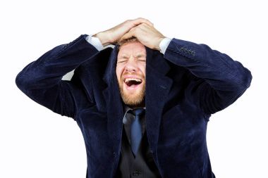 mavi elbiseli adam utandım, ellerini kaldırdı, başını onun ceket ile kaplı. Sakallı adam ceketinin çalamaz ve öfke, adam beyaz arka plan üzerinde ile kaplı