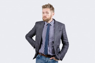 adam şüphe ve ne yapacağını düşünüyor