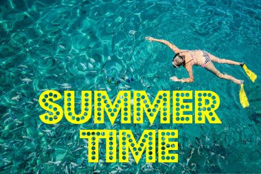 Yaz gün yaz saati ile metin ve bulanık kum deniz gökyüzü arka plan ile değil.