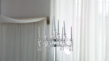 Düğün ya da yıldönümü Resepsiyon için tablo kümesi alan dikey pan sığ derinliği kadar kapatın. Mumlar Pyres Festival tablosunda yer kartı beyaz masa bez şık dishware ile çeşitli görevler için