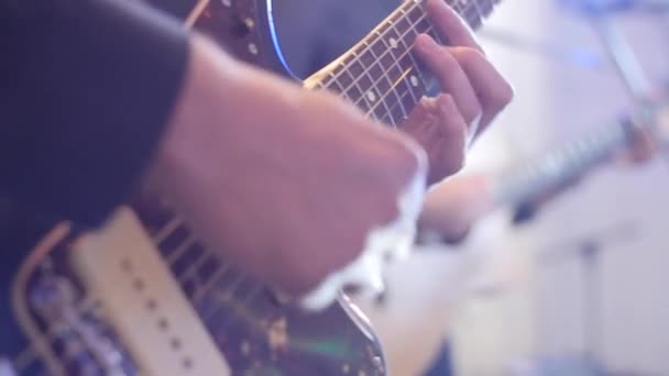 Gitarrenhände in Nahaufnahme akustisch mit Zeitlupe und geringer Schärfentiefe. Teenager-Musiker drücken Noten Akkorde Finger Strum Saiten mit Plektrum. Rockstar gibt Soloprobe-Konzert — Stockvideo