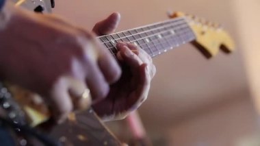 Elektrik gitar yakın çekim ağır çekim makro viraj. Gitarist adam oyun elektro gitar özel teknikle eller. Kayıt studio veya fretboard üzerinde notlar basarak konser rock müzisyeni