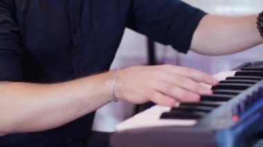 Müzisyen oynamak synthesizer klavye eller yavaş kapatın. Elektrikli piyano çalan synth tuşlarına coşku ile konser canlı performans solo kayıt kontrol etkisi parmak makro