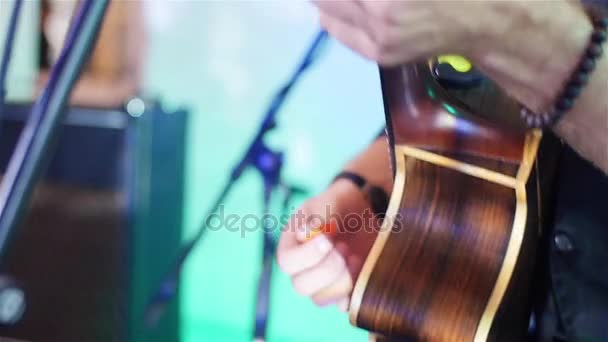 Tocar manos de guitarra cerrar acústica con recoger cámara lenta profundidad superficial de campo. Teenager musician press hold notes chords fingers strum strings with plectrum. Estrella del rock realiza concierto de ensayo en solitario — Vídeo de stock