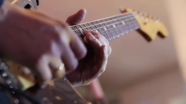 Biegen Sie E-Gitarre spielen Nahaufnahme Zeitlupe Makro. Gitarrist Man Hands spielt E-Gitarre mit einer speziellen Technik. Rockmusiker im Plattenstudio oder Konzert presst Noten auf Griffbrett — Stockvideo