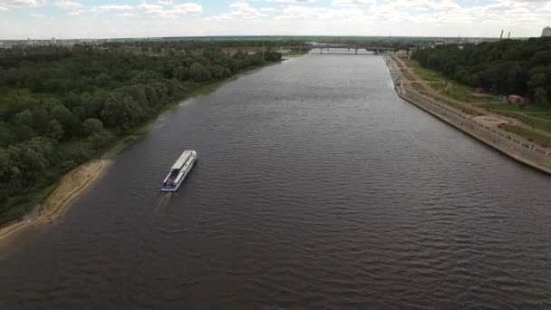 Гомель река Беларусь воздушный 4K HD. Летайте над водами Сожа с движущимися круизными катерами и мостом над верхним видом. Реконструкция городского банка в Восточной Европе. Зеленый парк и набережная в летний день — стоковое видео