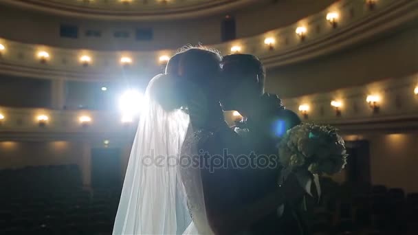 Hochzeitspaar küsst sich im Theater aus nächster Nähe. — Stockvideo