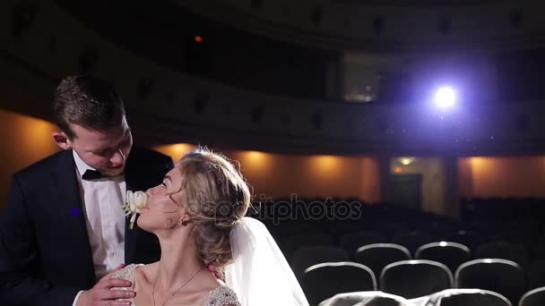 Bruidegom kussen zorgvuldig bruid voorhoofd kalmerende haar neer — Stockvideo