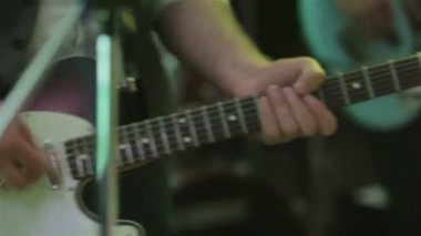 Akorları elektrik gitar yakın çekim yakışıklı sığ derinliği alan baskı. Gitarist parmak perde kurulu gitar notlar tutun. Müzisyen solo rock konseri adlı gece kulübünde gerçekleştirir. Konser çocuklar grup balo