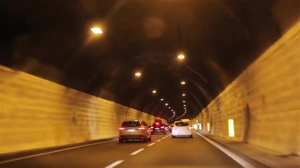 Niza, FRANCIA - 2 de julio de 2016: Coches se mueven en el túnel POV. Conducir coche en túnel de carretera subterráneo bajo las montañas. Los coches de montar se apresuran siguiendo el carril. Firma y normas de tráfico en Europa vehículos infraestructura de tránsito luz al final — Vídeos de Stock