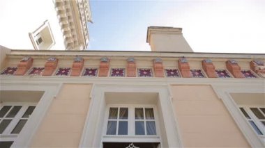 Gelinlik kapı, balkon pan dikey ışık izleme asılı. Dantel Gelin Ortaçağ antik Teras Dekor elemanları için askı üzerinde beyaz gelinlik elbisesi bekler dekore edilmiştir. Sabah gelin hazırlıkları