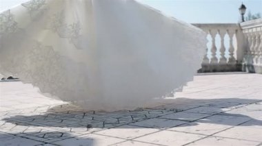Açık havada hiçbir yüz ağır çekim düşük açılı iplik beyaz elbiseli kadın. Gelin dantel elbise dans işlemeli hem evlilik düğün defile kutluyor tutan teras balkon katta geri dönüyor