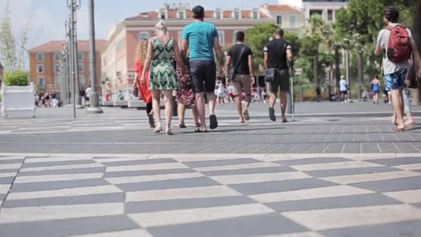 NICE, FRANCIA - 26 DE JULIO DE 2016: Gente caminando en el centro de Niza Plaza Massena, peatonal único destino turístico popular. Niza es la quinta ciudad más poblada de Francia y popular balneario — Vídeo de stock