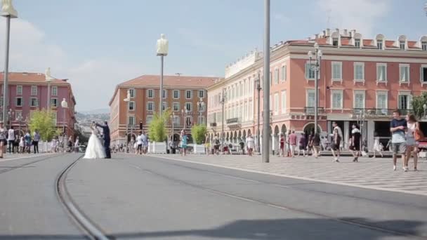 NICE, FRANCIA - 26 DE JULIO DE 2016: Novia y novio bailando en el centro de Niza Plaza Massena ferrocarril, calle peatonal solo popular destino turístico y balneario — Vídeos de Stock