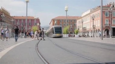 Nice, Fransa - 26 Temmuz 2016: Tramvay demiryolu ve yürüyüş ve bisiklet Merkezi güzel kare Place Massena, yaya popüler turizm ve tatil beldesi Cote d'Azur, sürüş insanlar