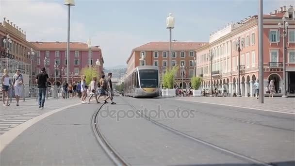 Nice, Frankrike - 26 juli 2016: Spårvagn järnväg och människor promenader och kör cyklar på centrala Nice torget Place Massena, bilfria populärt turistmål och badort på Côte d'Azur — Stockvideo