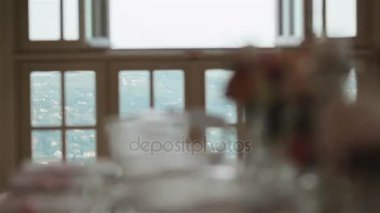 Sofra düzeni Festival tablo raf odak değiştirmenin makroyu kapatın. Züccaciye Mağazaları çatal çiçek vazolar ve mumlar dekor ayrıntıları ve Konuklar için hazır ile düğün Resepsiyon Ziyafet masa ayarla