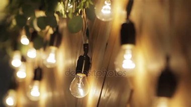Ampulleri garland kapatın. Elektrikli ampul Parlatıcı dekorasyon tatil için yakın olarak raf odak makroyu oluşturan duvarda asılı