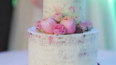 Güzel düğün pasta dekorasyon doğal gül çiçek ve meyveleri ile kapatın. Ziyafet Resepsiyon düzenleme ve catering. Çiçek dekorasyon mutfak