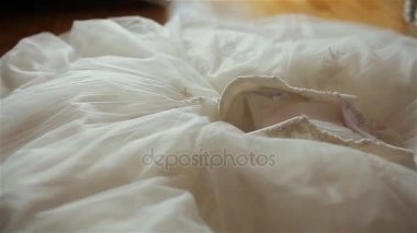 Gece elbisesi üzerinde alttan koyarak. Zarif dantel gelinlik gelin bacak içine adım yere. Kadın dansçı tutu koyar. Elbiseleri lüks resmi parti elbisesi hazırlanıyor. Glamour girl yaşam tarzı