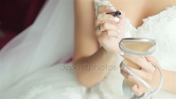 Le mani di donna che scrivono desideri di parole su suola di scarpe come di solito effettuato da tradizione di sposa nuziale vicino profondità superficiale di campo. Moda calzature. Preparativi giorno del matrimonio — Video Stock