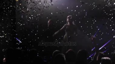 Yeni evli çift öp ve gece kulübü Resepsiyon partide köpüklü glitter konfeti parlayan altında dans. Mutlu gelin ve Damat Düğün Resepsiyon gece vj led ekran görünümü, sönen ışık atlamak