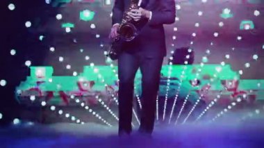 Saksafon gece kulübü yok yüzünü yakın ellerde ve sadece oynamak. Sönen ve arıza vj ekran projeksiyon arka plan ile yeni yıl partisinde onun saz sanatçısı 