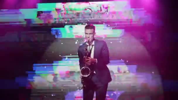 Man spelar saxofon i nattklubben nyår party. Stilig karismatisk saxofonist spelar hans instrument och knäppa fingrarna på stroboskopeffekt och glitching vj projektion bakgrunden mellersta skärmdump — Stockvideo