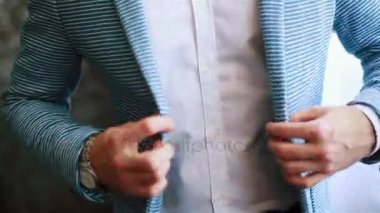 Ceket rahat el kadar düğmelerini kapat. Şık giyimli adamla düzenlemek soyunma resmi olmayan takım kıyafeti dışarı çıkmaya hazırlanıyor. Pahalı bir saat aksesuar. Maço lüks yaşam tarzı altın gençlik tarzı 