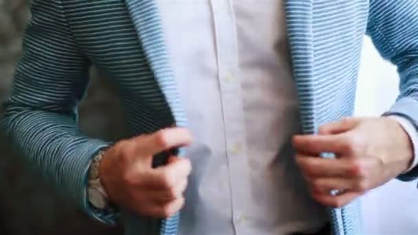 Buttoning jas casual handen close-up. Stijlvolle goed-geklede man regelen dressing in informele suit outfit voorbereiden om uit te gaan. Dure horloge accessoire. Macho luxe levensstijl gouden jeugd stijl — Stockvideo