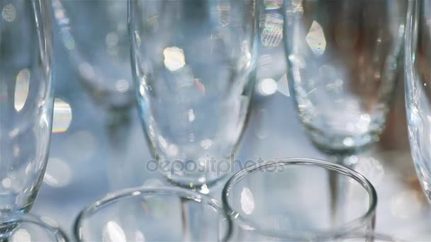 Glaswaren Makro aus nächster Nähe. Ränder aus leeren Gläsern für Sekt vorbereitet, um am festlichen Abend Feier Geburtstag oder Hochzeit ausgeschenkt werden - wechselnder Fokus flache Schärfentiefe — Stockvideo