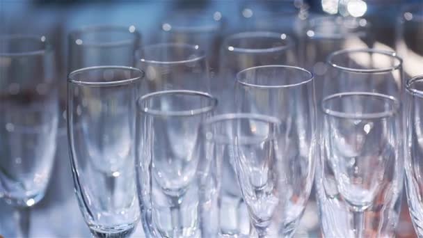 Empty glasses on table macro close up rack focus shallow dof. Many clean transparent glasses standing on cloth arranged ready for celebration - fine dining tableware glassware food and drink industry — Stock Video