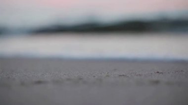 Dalgalar kum plaj makro aşırı yakın sararız. Köpük balonlar kalmak ve kum deniz süre üzerinde kaybolur veya okyanus su dalgaları gelir ve yüzey üzerinde gider. Tatil tatil hafta sonu anılar gevşeme kavramı