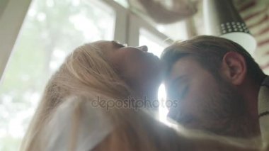 Kaç aşık tatlı anı birlikte öpüşme ve burun dokunmadan ağır çekim kadar yakın olacak. Erkek ve kadın yavaşça evde kucaklayan hoşlanıyoruz. Uyum ve romantik ilişki   