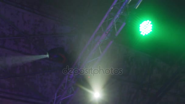 天井スローモーションの光装置の種類。ランタンと他の led とハロゲン デバイス ロック フェスティバルの中にハンガー ステージを照らす光ビームを生成します。 — ストック動画