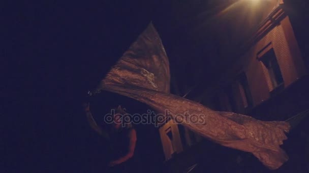 Caminar sosteniendo bandera alternativa fondo negro cámara lenta. Joven ondeando bandera sin símbolos en la calle gay orgullo desfile carnaval en la noche — Vídeo de stock