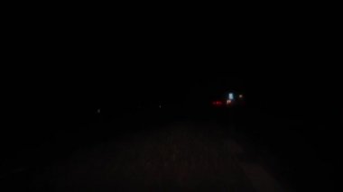 Sevk gece yol yağmur kötü hava koşulları ve düşük görünürlük Park işaretleri tarafından durdurmak kamyon şoförleri için çalışma saat sonra dinlenmek için yaklaşıyor. Üzerinden görüntülemek ön cam kabin içinde