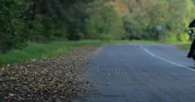 4 k kadın motosiklet ride motosiklet geri akşam için sonbahar orman yol durdurma. Kadın motosikletçi kız sürücü uzakta boş yerel doğa asfalt raf odağı motosiklet. Özgürlük asi yaşam tarzı
