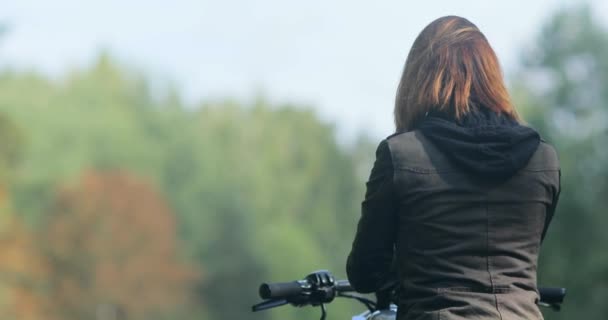 Woman Senta Piloto Café Motocicleta Personalizada Colocando Luvas Volta Para — Vídeo de Stock