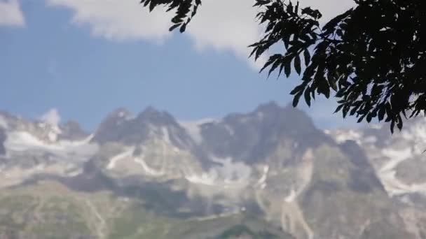 アルプスのモンブラン山山塊フォーカス ビュー ツリー風から 高夏高山リッジ範囲ヴァッレ ダオスタ州太陽日でクールマイヨール町から見た 有名なアルピニスト観光リゾート登山 — ストック動画