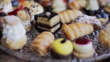 Mini şekerli tatlı cam plaka üzerine sığ raf odak kadar yakın davranır. Doğum günü düğün şeker çubuğu catering şık bir akşam yemeği için çeşitli bebek kremalı tatlı seçimi kahve kakao çekirdekleri ve çilek ile hizmet
