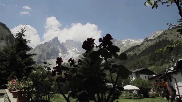 Mont Blanc Pohoří Sníh Pohled Shora Villa Rostliny Kontejnerech Útulnou — Stock video